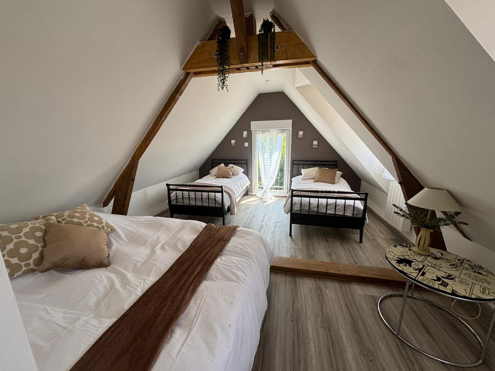 Grande chambre familiale sous les combles du gîte Bernard avec trois lits