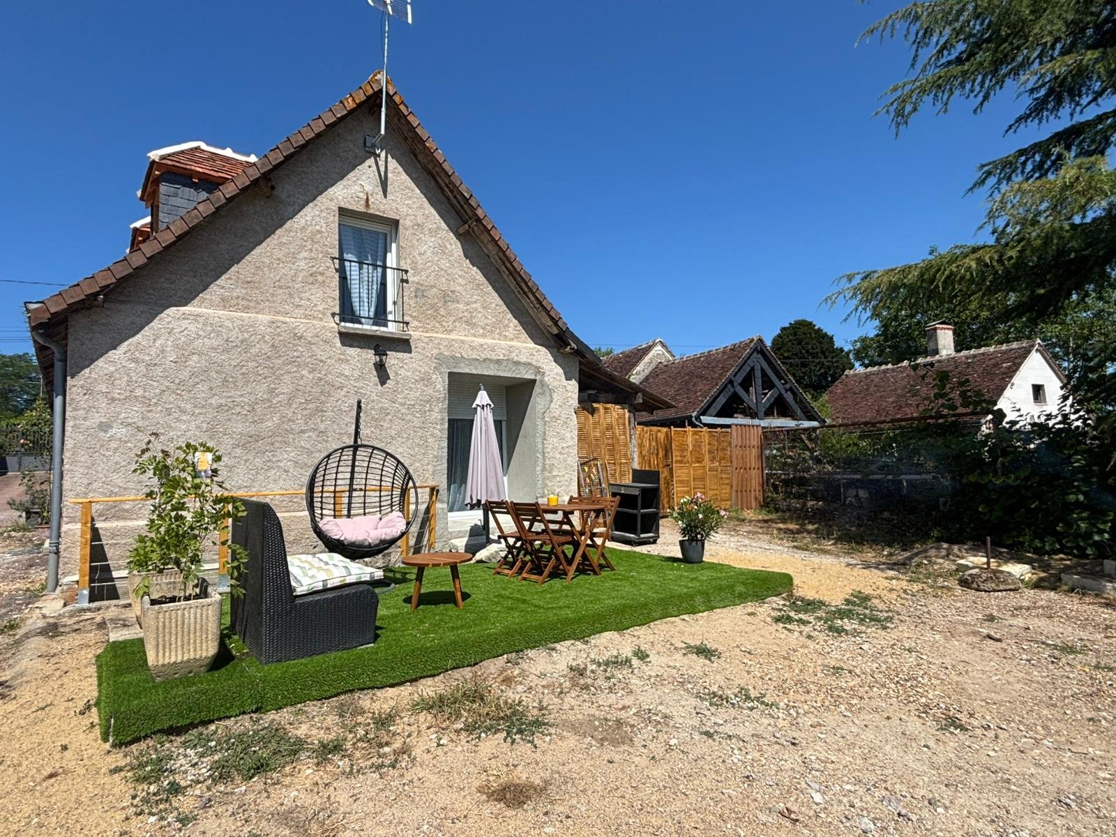 Terrasse privée aménagée devant le gîte Bernard