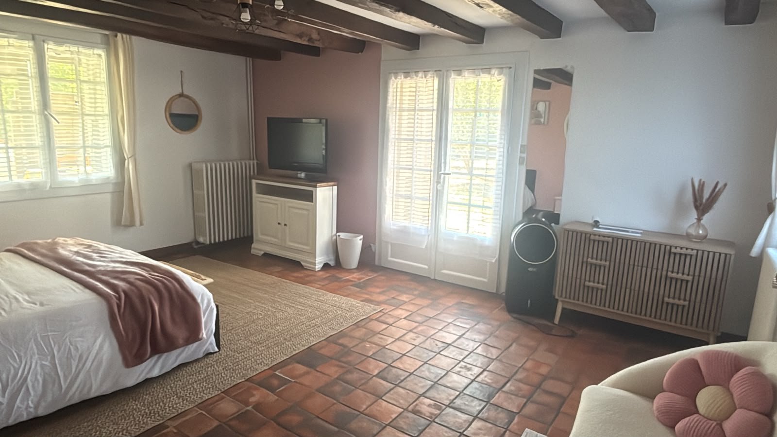 Seconde vue de la chambre d'hôte avec accès direct sur l'extérieur