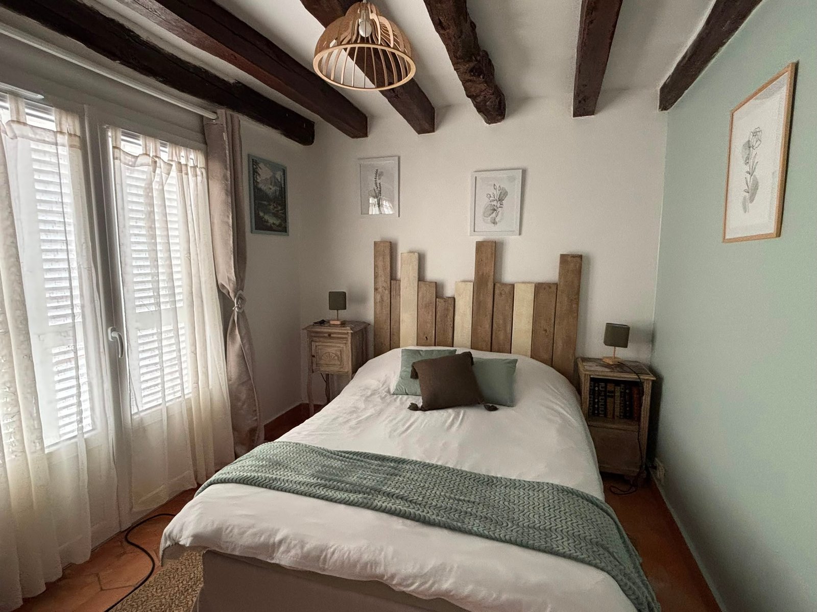 Chambre double du gîte Marie-France avec poutres apparentes