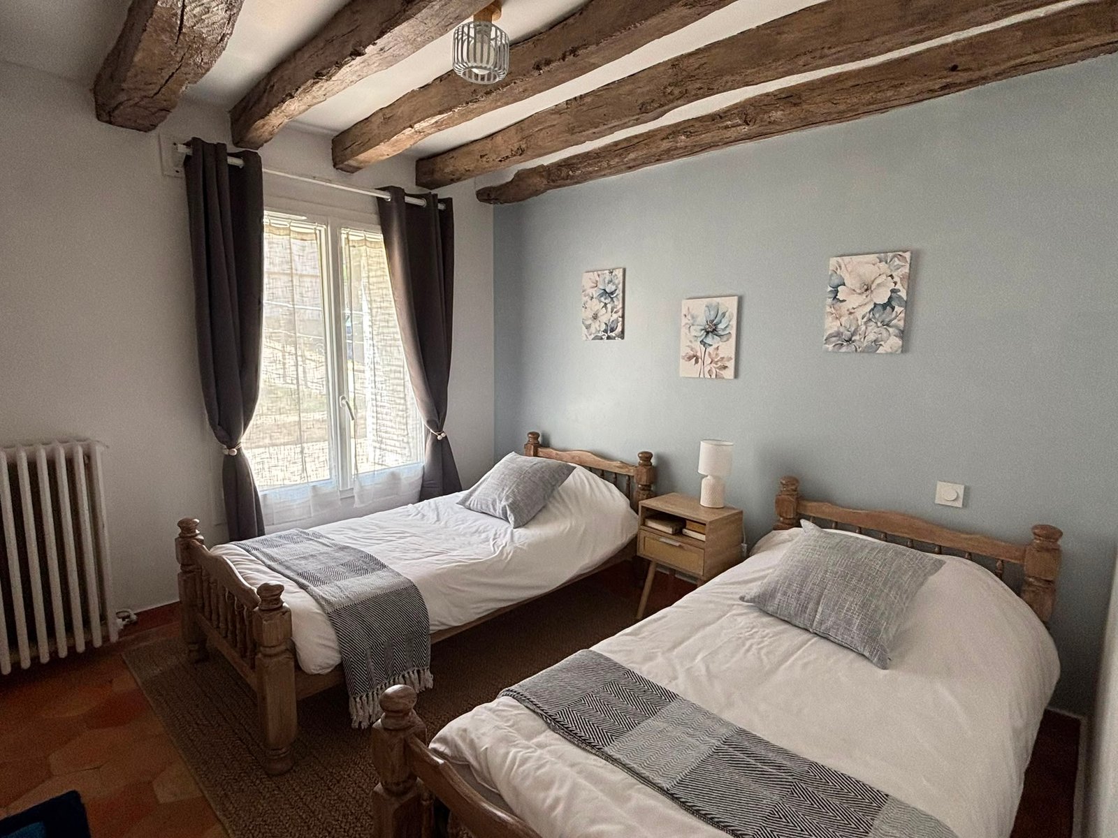 Chambre du gîte Marie-France avec deux lits simples