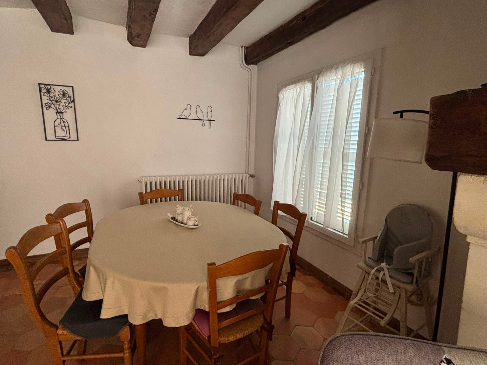 Coin repas du gîte Marie-France avec table ronde