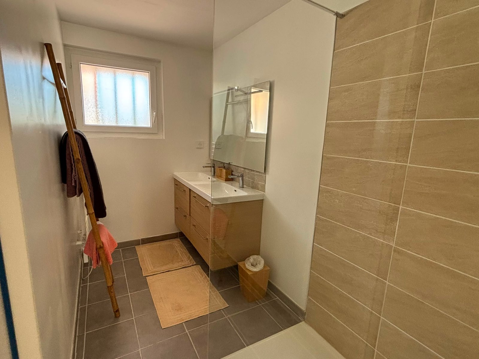 Salle de bain moderne du gîte Marie-France avec meuble vasque
