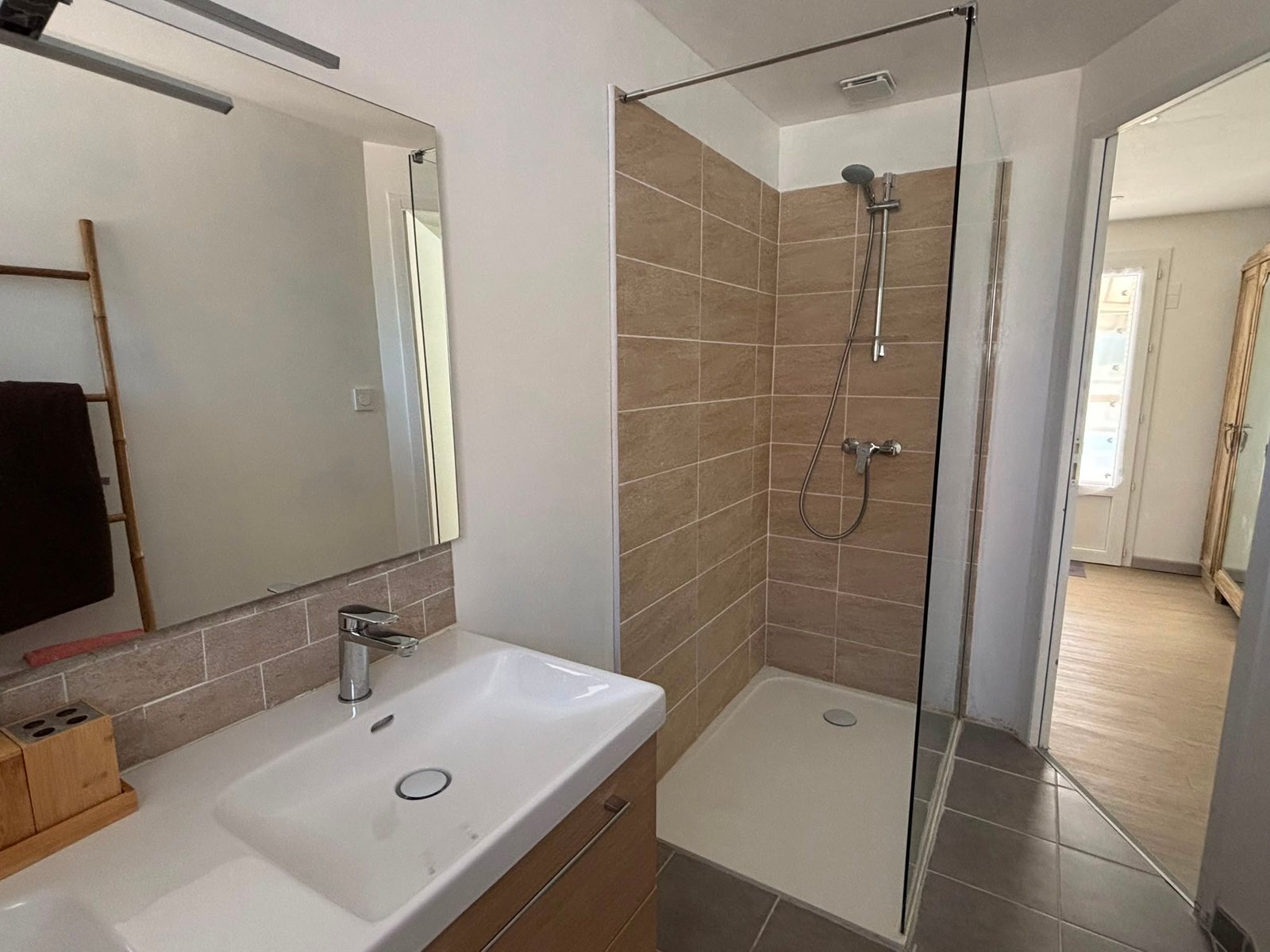 Douche à l'italienne dans la salle de bain du gîte Marie-France