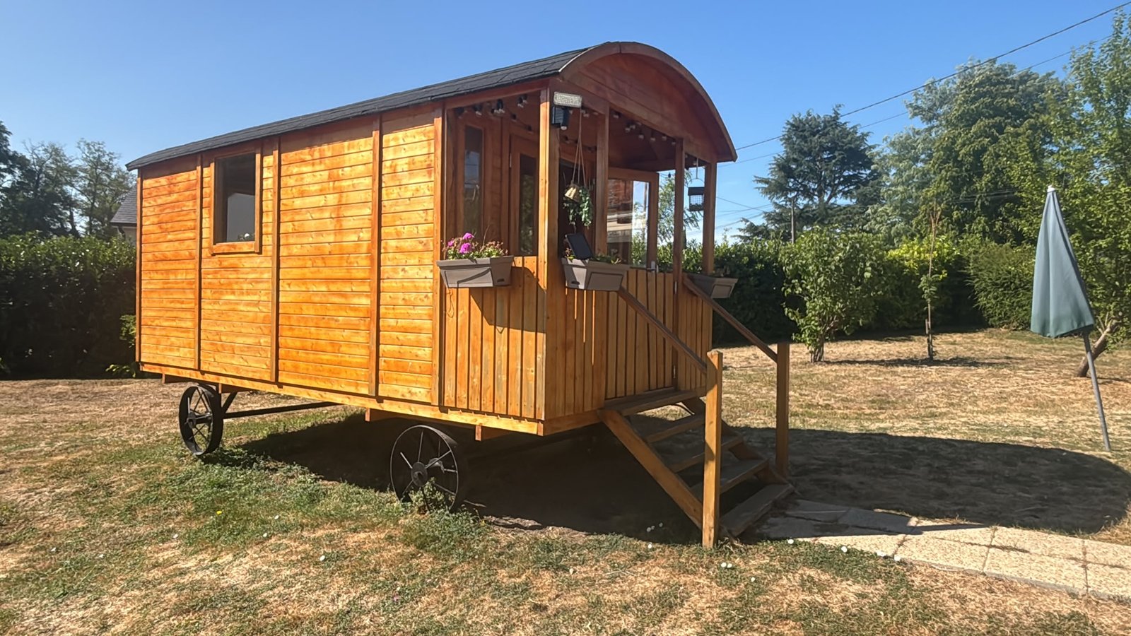 Vue extérieure de côté de la roulotte en bois