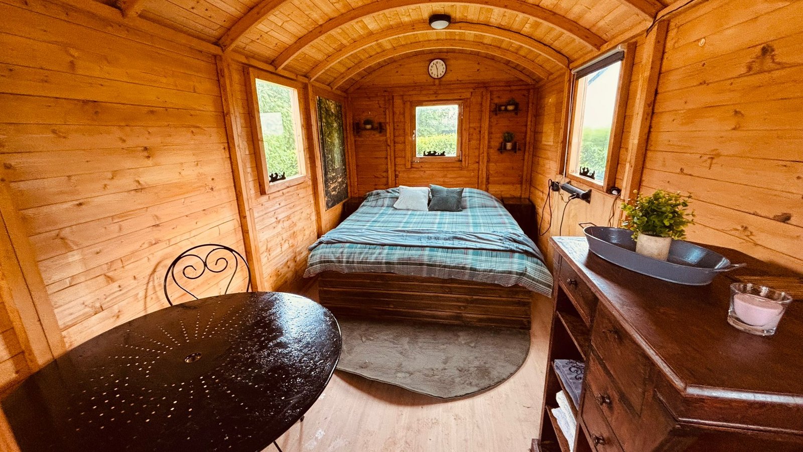 Intérieur chaleureux en bois de la roulotte avec lit double