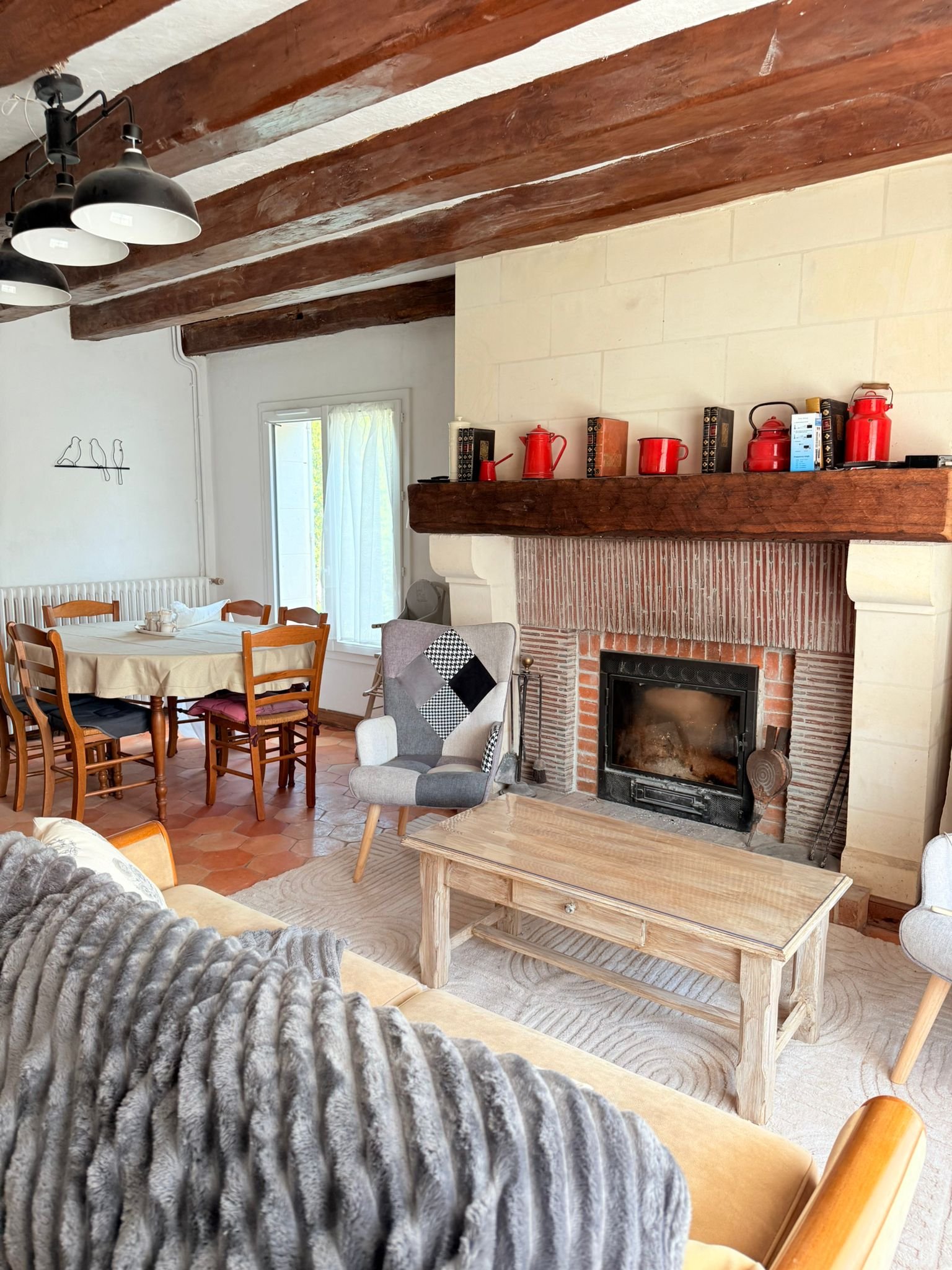 Salon avec cheminée du Gîte de la Fontaine Morin